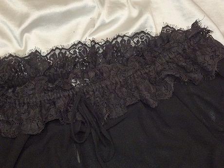 Kvalitná čierna blúzka s čipkou, s