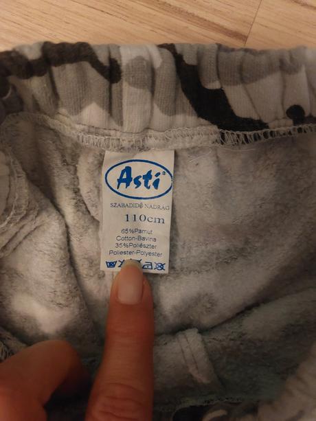 Maskáčové tepláky, 110