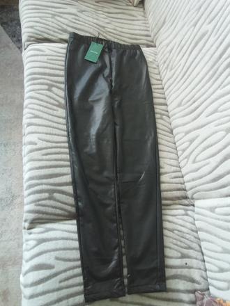 Čierne koženkové leginy, 146