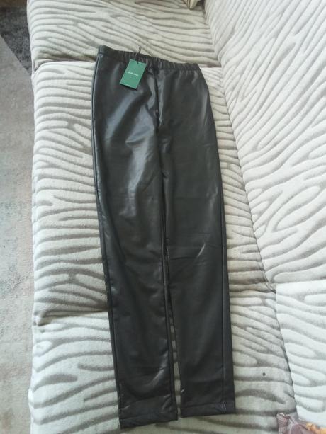 Čierne koženkové leginy, 146