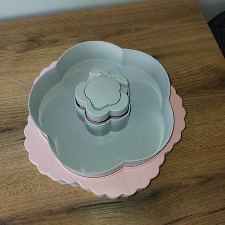 Otočná nádoba na pochutiny,