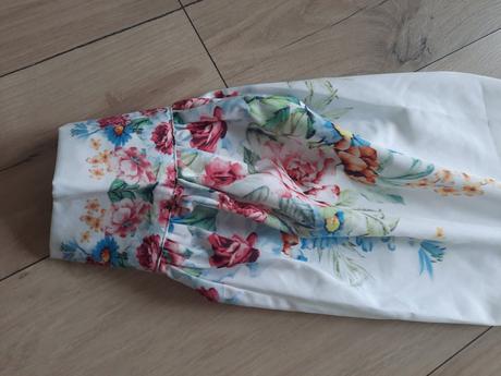 Kvietkované šaty, 38