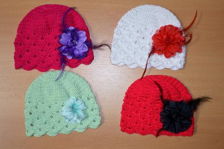 Háčkovaná čiapočka s kvetom, <50 - 158
