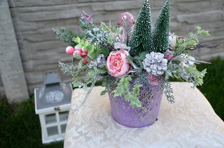 Vianočný aranžmánik s dievčatkom,