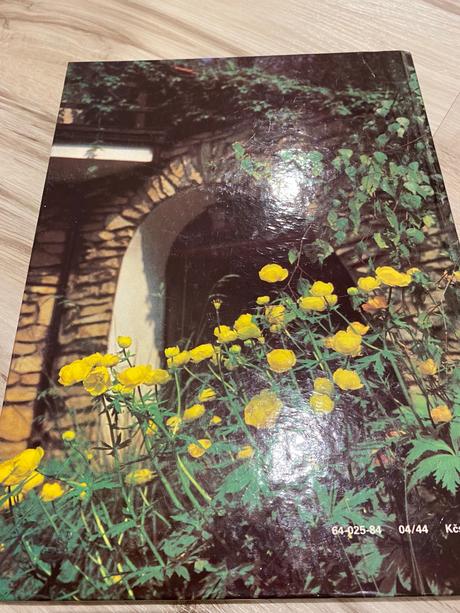 Krásna stará retro kniha jar v záhrade 1986, 