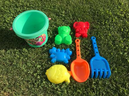 Súprava na piesok pre deti - vedierko s formičkami,