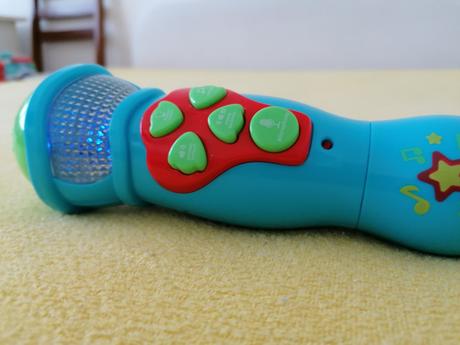 Mikrofón so svetlom, melódiami, meničom hlasu, 