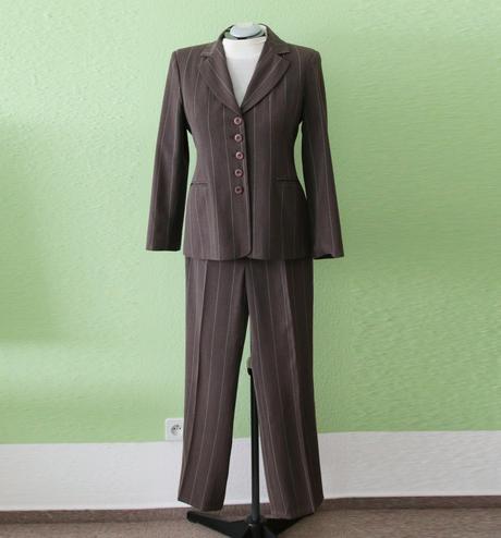 Šedohnedý dámský nohavicový kostým s prúžkom 42, xl