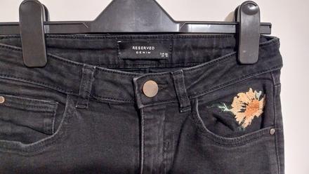 Čierne rifle zn. reserved s výšivkou, reserved,s