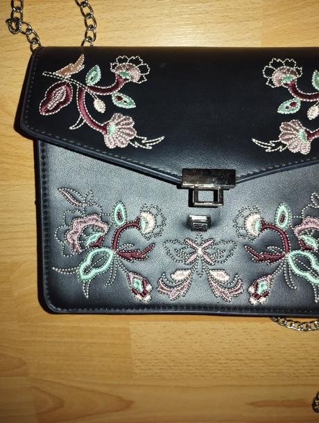 Čierna vyšívaná kabelka, 