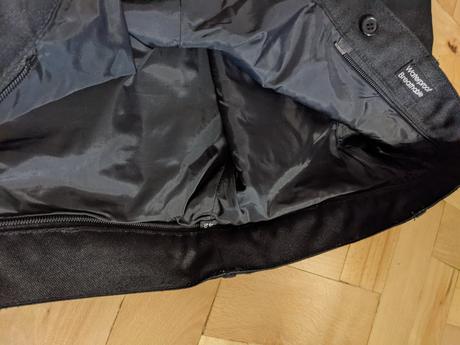 Nohavice na motorku, 42