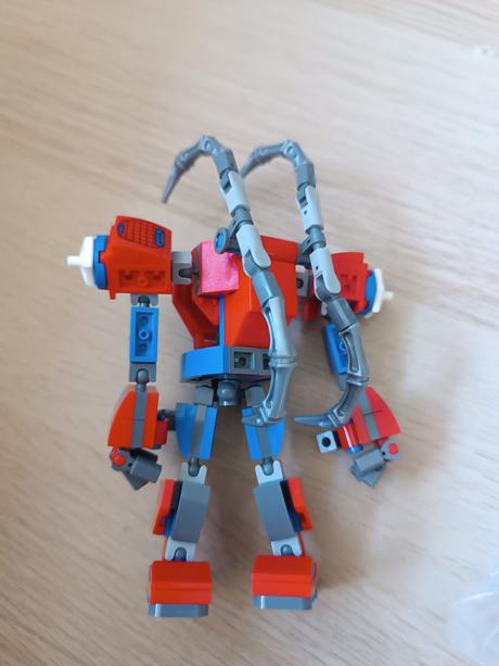 Lego marvel 76146 spidermanov robot,