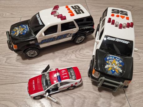 26de_policajne auta a sanitky,