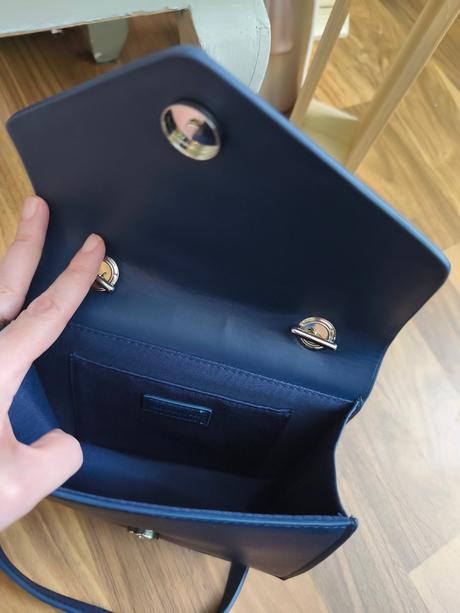 Dámska malá štýlová tmavomodrá kabelka,