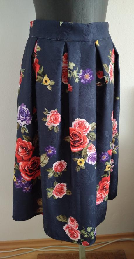 Elegantná áčková žakárová sukňa s kvetmi, s