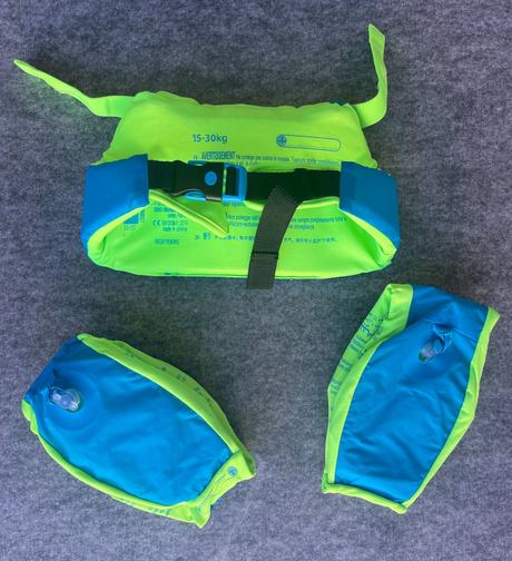 Plavacia vesta decathlon, 