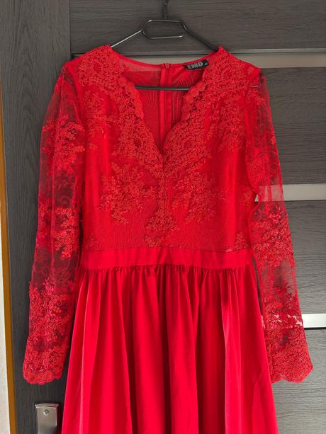 Červené spoločenské šaty, l