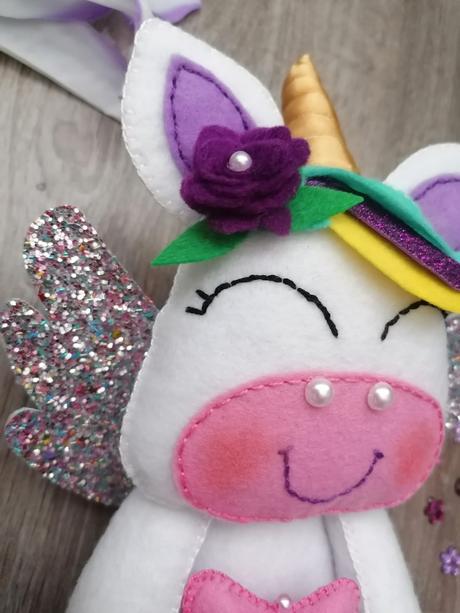 Rucne šitý jednorožec, 