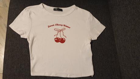Biely crop top s ceresnami, s