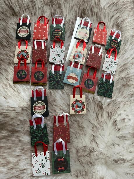 24 mini vianočných vrecúšok,
