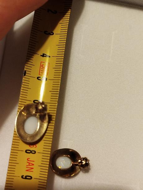 Zlaté náušnice s opalom,