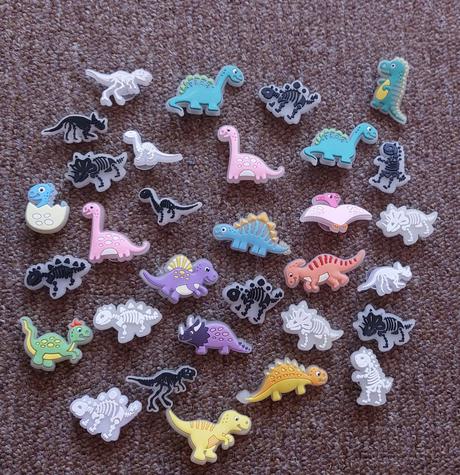 Fosforové ozdoby na kroksy dinosaury,