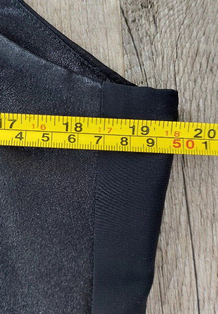 Krátke spoločenské šaty, 42