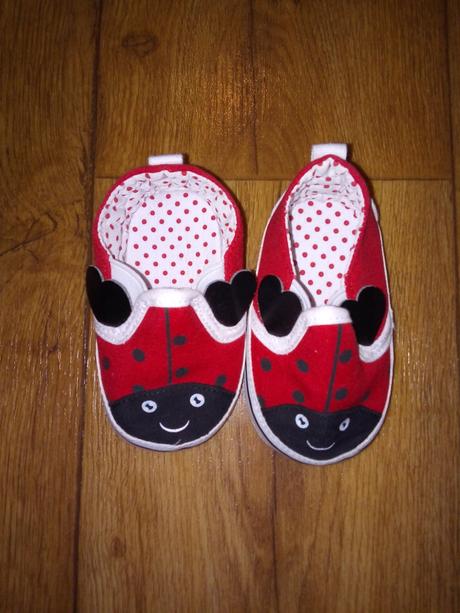 Krasne lienkove capacky vnut. 10,5cm ako nove, 19