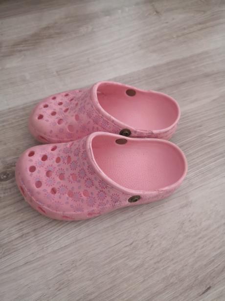 Crocs, 27