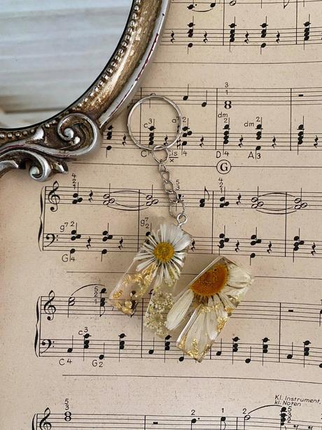 Ručne vyrobené živicové kľúčenky, 