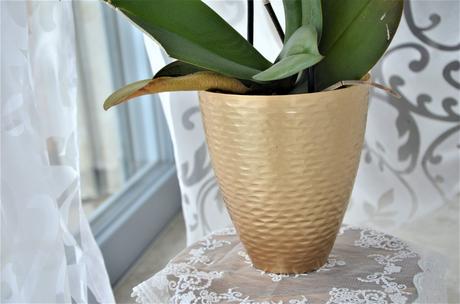 Zlatý kovový tepaný kvetináč na orchideu,