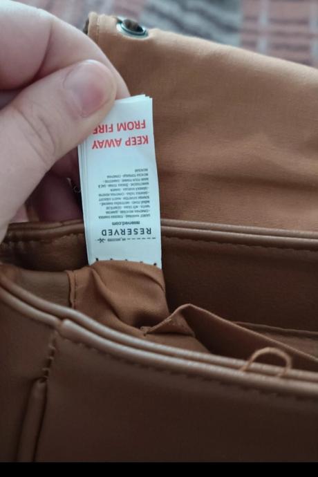 Hnedá kabelka, reserved