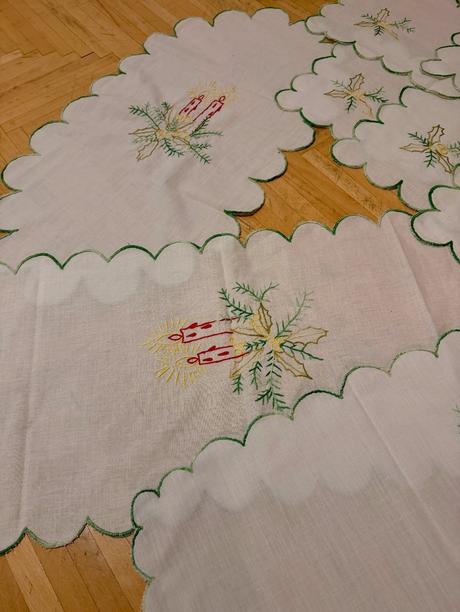 Vyšívané vianočné obrusy, viac kusov, 