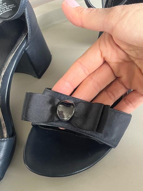 Tmavomodré kožené sandále marco tozzi s mašľou, 38