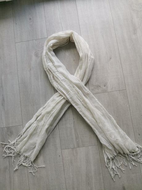 Biely šál s jemným vzorom,