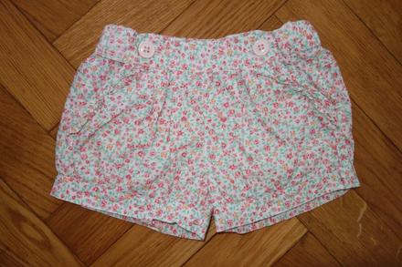 Kvetinkové kraťasy 18m, 86