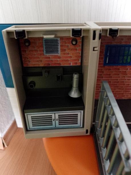 Polícia,  väznica, policajná stanica, 