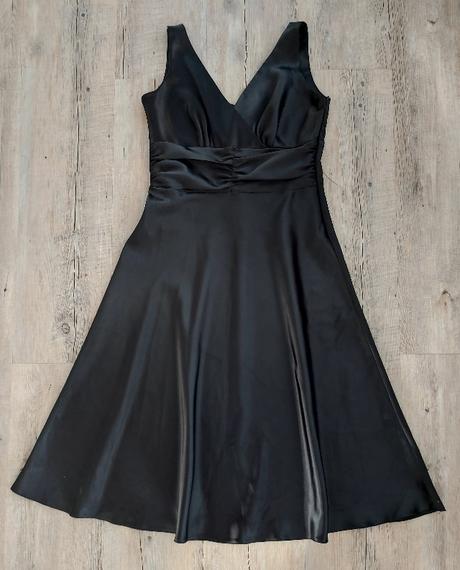 Čierne elegantné šaty, 36