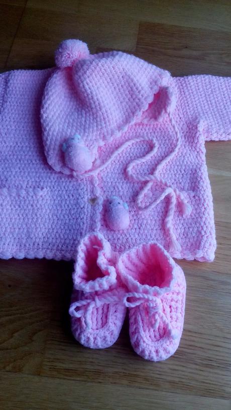 Háčkovaný svetrík s čiapočkou, 68