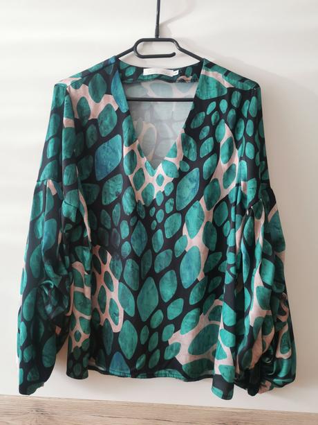 Krásna zaujímava zelená blúzka, s