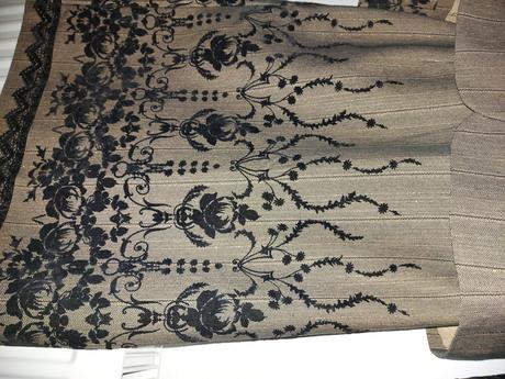 Elegantný vyšivaný kostým, s