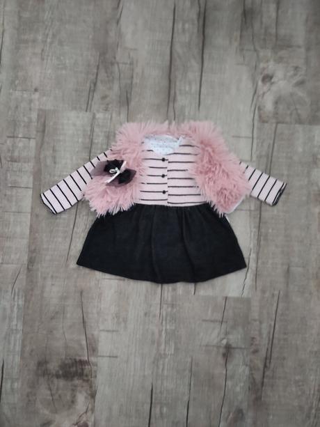 Šaty s kožušinovou vestou, 68