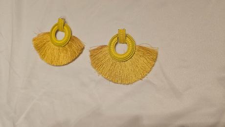 Žlté náušnice niťové,
