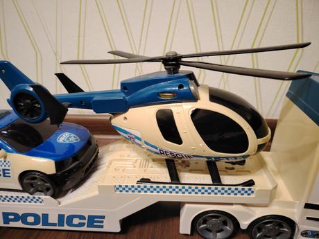 Kamión s policajným autom a helikoptérou, 