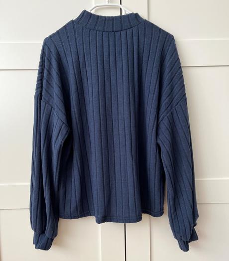 Modrý top s balonovymi rukavmi, m