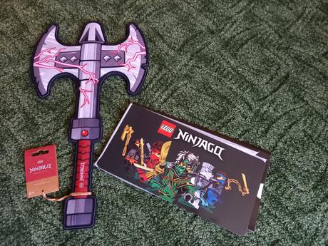 Lego ninjago sekera a plechová ceduľka, 