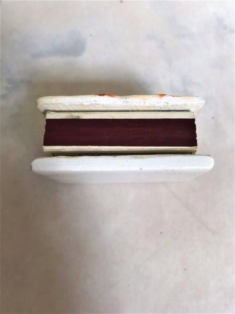 Keramický držiak na zápalky na kozub, 