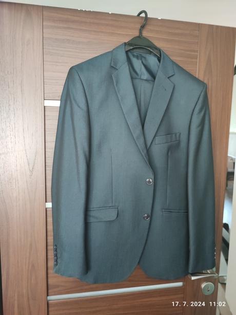 Tmavomodrý oblek, 50