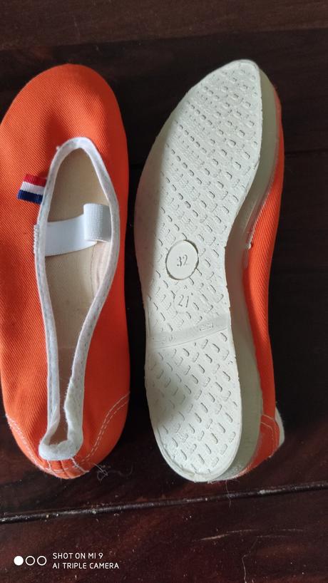 Cvicky na telesnu vychovu, oranzovej farby c. 32, 32