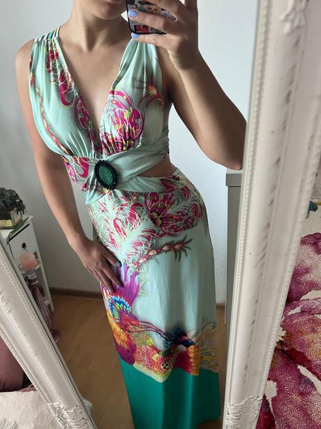 Šaty so zaujímavým chrbtom, l